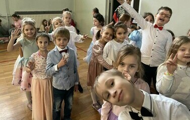 Na zdjęciu widzimy uczni&oacute;w naszej szkoły kt&oacute;rzy biorą udział w spektaklu "Jasełka:" Uczniowie ubrani są w odświętne stroje, a cała społeczność szkolna w świątecznym nastroju