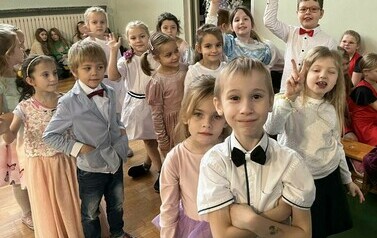 Na zdjęciu widzimy uczni&oacute;w naszej szkoły kt&oacute;rzy biorą udział w spektaklu "Jasełka:" Uczniowie ubrani są w odświętne stroje, a cała społeczność szkolna w świątecznym nastroju