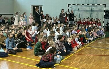 Na zdjęciu widzimy uczni&oacute;w naszej szkoły kt&oacute;rzy biorą udział w spektaklu "Jasełka:" Uczniowie ubrani są w odświętne stroje, a cała społeczność szkolna w świątecznym nastroju
