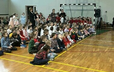 Na zdjęciu widzimy uczni&oacute;w naszej szkoły kt&oacute;rzy biorą udział w spektaklu "Jasełka:" Uczniowie ubrani są w odświętne stroje, a cała społeczność szkolna w świątecznym nastroju