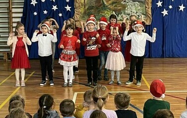 Na zdjęciu widzimy uczni&oacute;w naszej szkoły kt&oacute;rzy biorą udział w spektaklu "Jasełka:" Uczniowie ubrani są w odświętne stroje, a cała społeczność szkolna w świątecznym nastroju