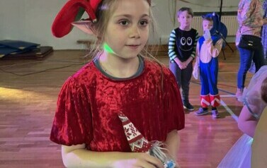Na zdjęciu widzimy zabawę choinkową , na sali uczniowie klas młodszych poprzebierani w karnawałowe stroje, na twarzach uczni&oacute;w maluje się szczęście.