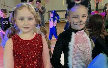 Na zdjęciu widzimy zabawę choinkową , na sali uczniowie klas młodszych poprzebierani w karnawałowe stroje, na twarzach uczni&oacute;w maluje się szczęście.