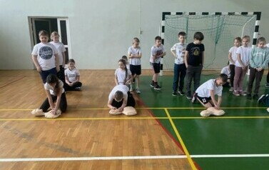 Na zdjęciu widzimy jak uczniowie ćwiczą techniki resuscytacji, udzielania pierwszej pomocy i reagowania w sytuacjach kryzysowych
