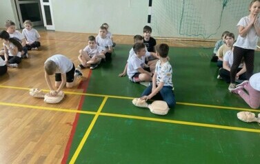 Na zdjęciu widzimy jak uczniowie ćwiczą techniki resuscytacji, udzielania pierwszej pomocy i reagowania w sytuacjach kryzysowych