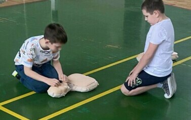 Na zdjęciu widzimy jak uczniowie ćwiczą techniki resuscytacji, udzielania pierwszej pomocy i reagowania w sytuacjach kryzysowych