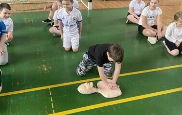 Na zdjęciu widzimy jak uczniowie ćwiczą techniki resuscytacji, udzielania pierwszej pomocy i reagowania w sytuacjach kryzysowych