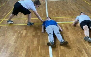 Na zdjęciu widzimy jak uczniowie ćwiczą techniki resuscytacji, udzielania pierwszej pomocy i reagowania w sytuacjach kryzysowych