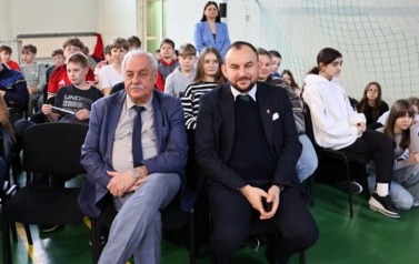 Na zdjęciu widzimy uczni&oacute;w podczas "Debaty Oksfordzkiej" na sali gimnastycznej naszej szkoły. 