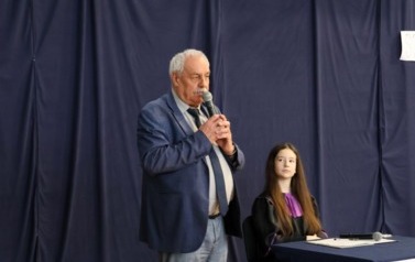 Na zdjęciu widzimy uczni&oacute;w podczas "Debaty Oksfordzkiej" na sali gimnastycznej naszej szkoły. 