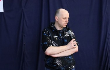 Na zdjęciu widzimy uczni&oacute;w podczas "Debaty Oksfordzkiej" na sali gimnastycznej naszej szkoły. 