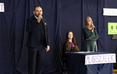 Na zdjęciu widzimy uczni&oacute;w podczas "Debaty Oksfordzkiej" na sali gimnastycznej naszej szkoły. 