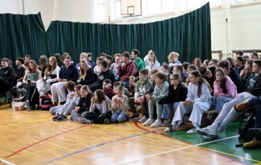 Na zdjęciu widzimy uczni&oacute;w podczas "Debaty Oksfordzkiej" na sali gimnastycznej naszej szkoły. 