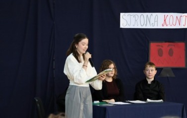 Na zdjęciu widzimy uczni&oacute;w podczas "Debaty Oksfordzkiej" na sali gimnastycznej naszej szkoły. 