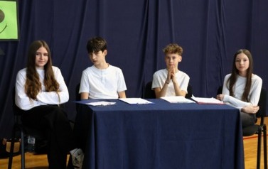 Na zdjęciu widzimy uczni&oacute;w podczas "Debaty Oksfordzkiej" na sali gimnastycznej naszej szkoły. 