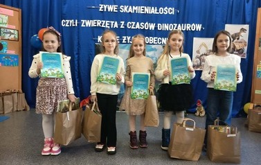 Na zdjęciach widzimy uczni&oacute;w klas z młodszych z całego miasta Sochaczew podczas rozstrzygnięcia konkursu, kt&oacute;rego organizatorem była Szkoła Podst. Nr 3