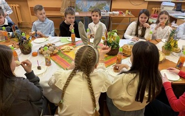 Uczniowie na sali lekcyjnej  podczas śniadania Wielkanocnego