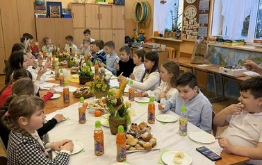 Uczniowie na sali lekcyjnej  podczas śniadania Wielkanocnego