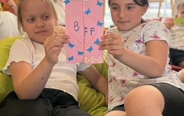 Z książką i kredką w Bibliotece Publicznej