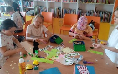 Z książką i kredką w Bibliotece Publicznej