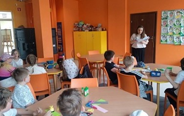 Z książką i kredką w Bibliotece Publicznej