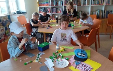 Z książką i kredką w Bibliotece Publicznej