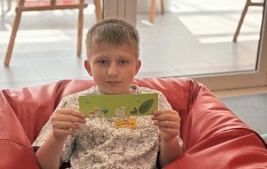Z książką i kredką w Bibliotece Publicznej