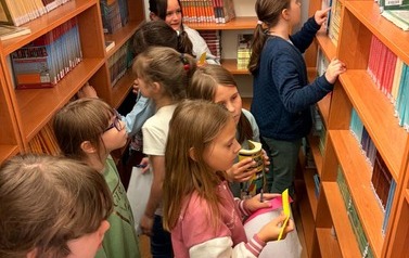 Uczniowie klas młodszych j podczas zabawy bibliotecznej