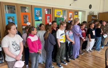 Uczniowie klas młodszych j podczas zabawy bibliotecznej