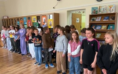 Uczniowie klas młodszych j podczas zabawy bibliotecznej