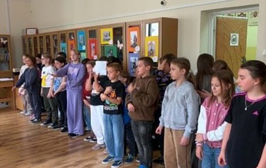 Uczniowie klas młodszych j podczas zabawy bibliotecznej