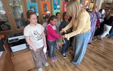 Uczniowie klas młodszych j podczas zabawy bibliotecznej