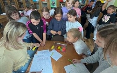 Uczniowie klas młodszych j podczas zabawy bibliotecznej
