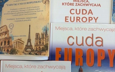 Na zdjęciu widzimy Dyplom i nagrodę książkową Cuda Europy