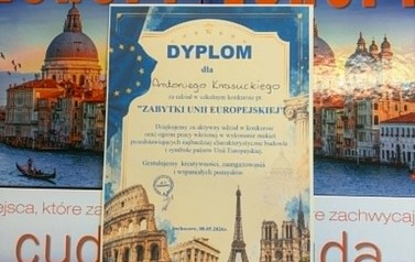 Na zdjęciu widzimy Dyplom i nagrodę książkową Cuda Europy