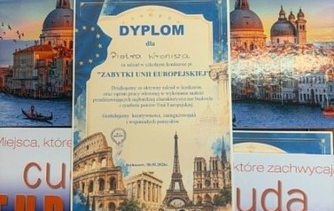 Na zdjęciu widzimy Dyplom i nagrodę książkową Cuda Europy