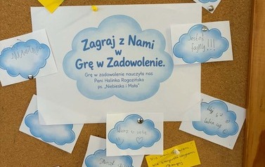 Na zdjęciu wystawa "Dzielimy się dobrem i uśmiechem! Trwa szkolna Gra w Zadowolenie"