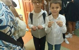 Na zdjęciu widzimy dw&oacute;ch uczni&oacute;w w strojach galowych czekających na konkurs.