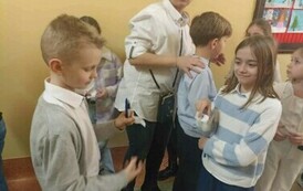 Na zdjęciu widzimy grupę uczni&oacute;w czekających na rozpoczęcie konkursu.