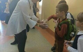 Na zdjęciu widzimy nauczyciela z uczniami.