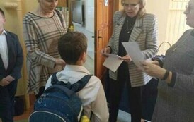 Na zdjęciu widzimy p. dyrektor MZEiA i dyrektor szkoły , Panie wręczają dyplomy uczniom. W tle stoją dwie dorosłe osoby.