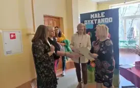 Na zdjęciu widać uczestnik&oacute;w Małego Dyktanda 2025