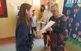 Na zdjęciu widać uczestnik&oacute;w Małego Dyktanda 2025