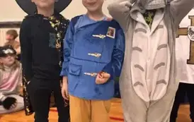 Na zdjęciu widzimy uczni&oacute;w poprzebieranych za postacie z bajek