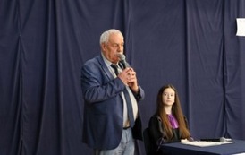 Na zdjęciu widzimy uczni&oacute;w podczas "Debaty Oksfordzkiej" na sali gimnastycznej naszej szkoły. 