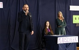 Na zdjęciu widzimy uczni&oacute;w podczas "Debaty Oksfordzkiej" na sali gimnastycznej naszej szkoły. 
