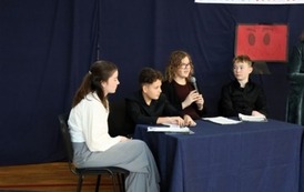 Na zdjęciu widzimy uczni&oacute;w podczas "Debaty Oksfordzkiej" na sali gimnastycznej naszej szkoły. 