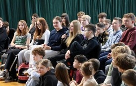 Na zdjęciu widzimy uczni&oacute;w podczas "Debaty Oksfordzkiej" na sali gimnastycznej naszej szkoły. 