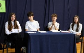 Na zdjęciu widzimy uczni&oacute;w podczas "Debaty Oksfordzkiej" na sali gimnastycznej naszej szkoły. 