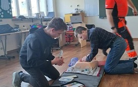 Na zdjęciu widzimy uczni&oacute;w klas 7-8, podczas szkolenia i ćwiczeń z udzielania pierwszej pomocy